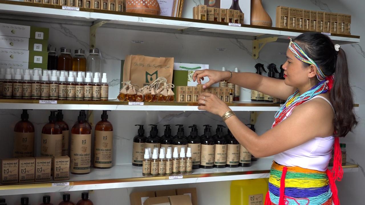 Bằng cách chế biến sâu, HTX Quế Trà My - Minh Phúc đã tạo ra 15 sản phẩm từ tinh dầu quế. Ảnh: H.Đ